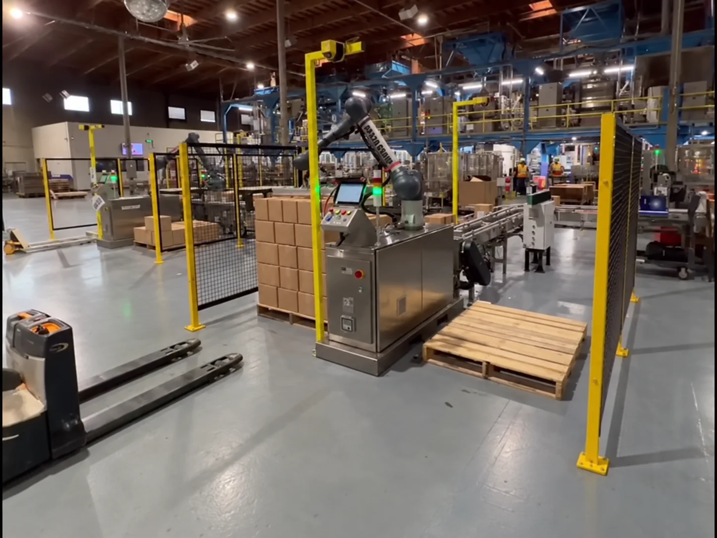 AAA20 CP-66 palletizer running on a U.S. manufacturing line.