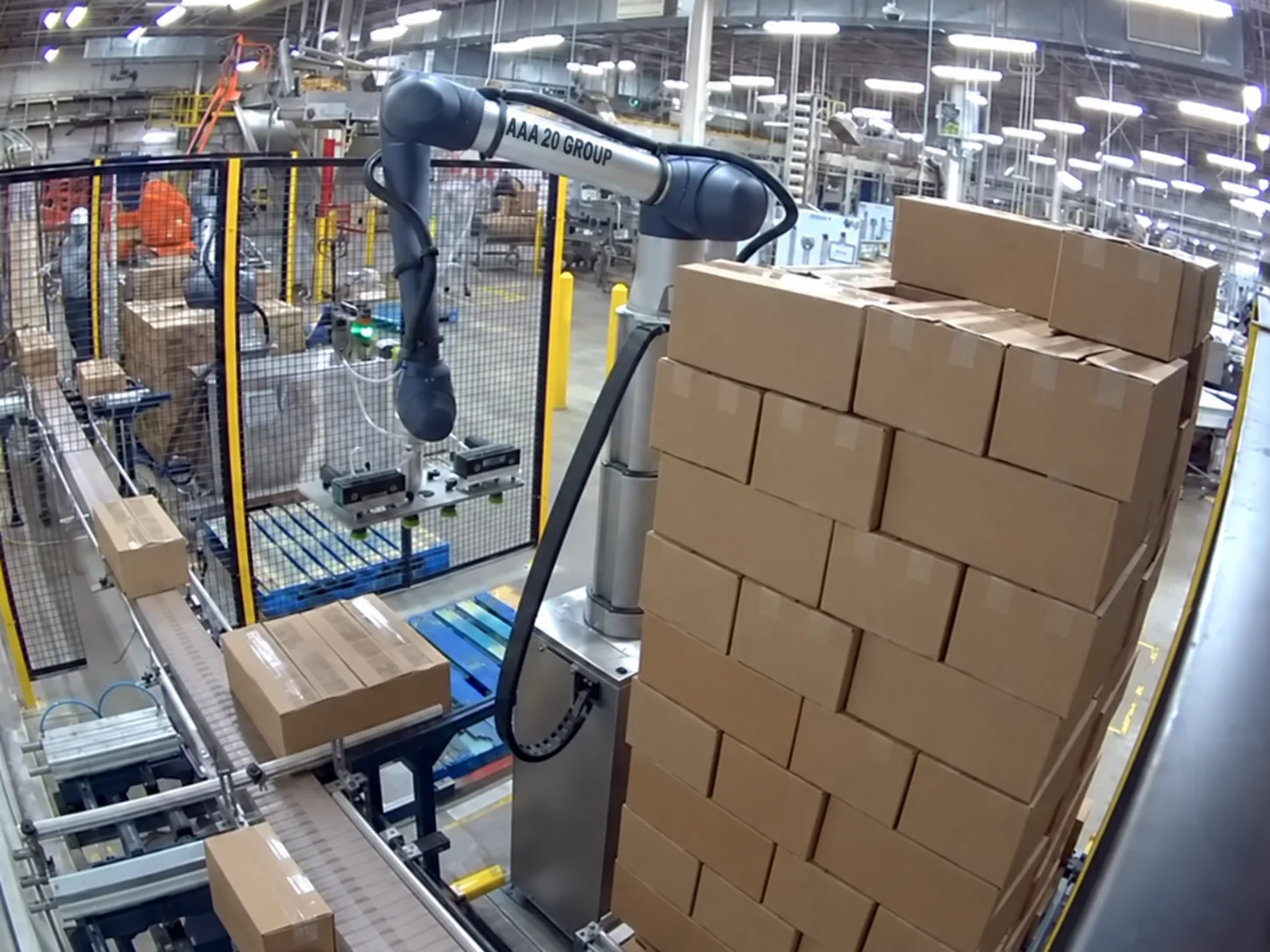 AAA20 CP-66 palletizer running on a U.S. manufacturing line.