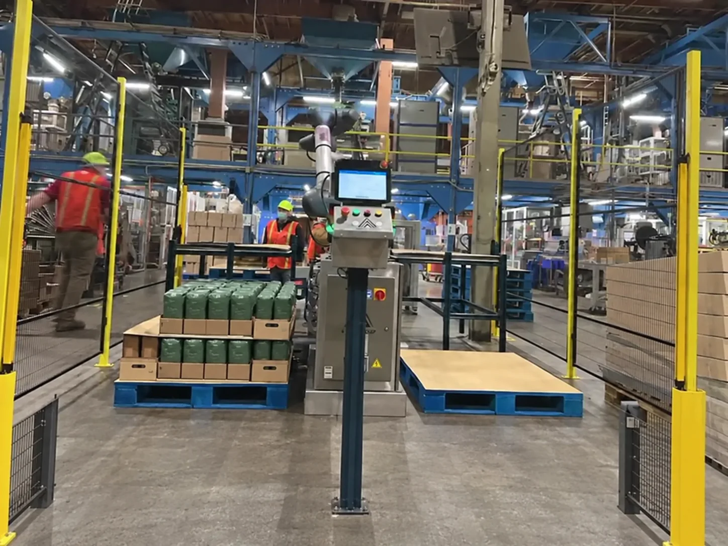 AAA20 CP-66 palletizer running on a U.S. manufacturing line.